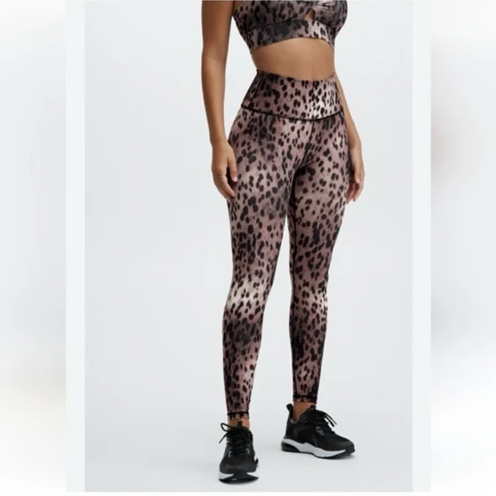 Fabletics High Waisted Side Pockets 7/8 Leggings